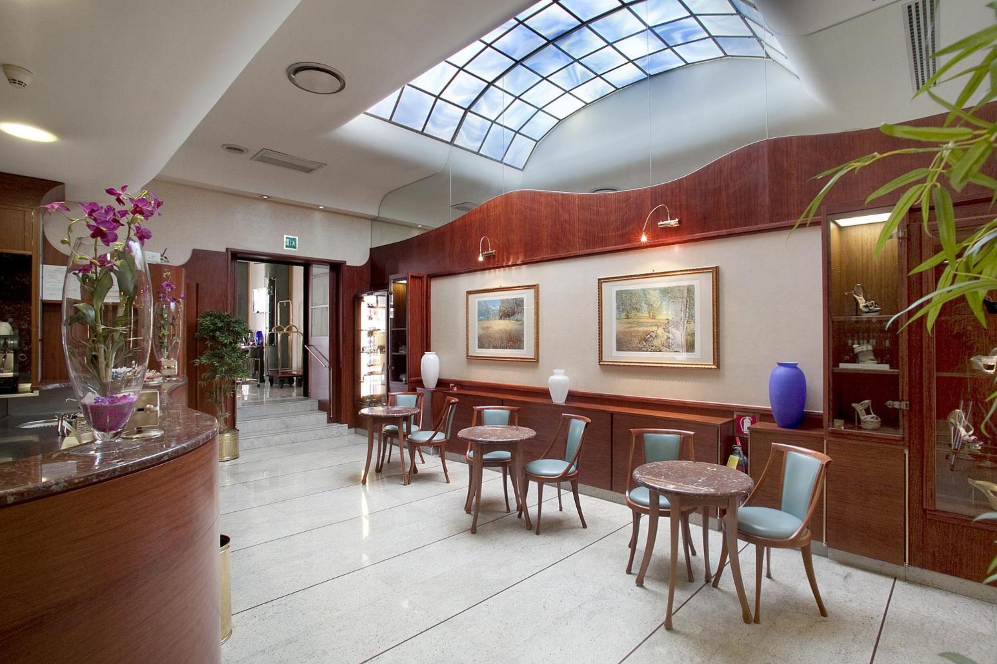 Palace Hotel Чивітанова-Марке Екстер'єр фото